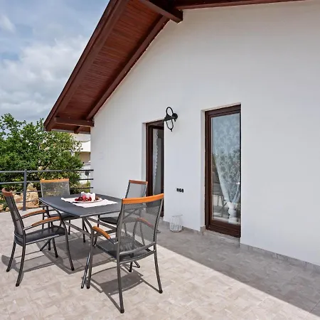 Lovely In Maslenica With Terrace Апартаменты *